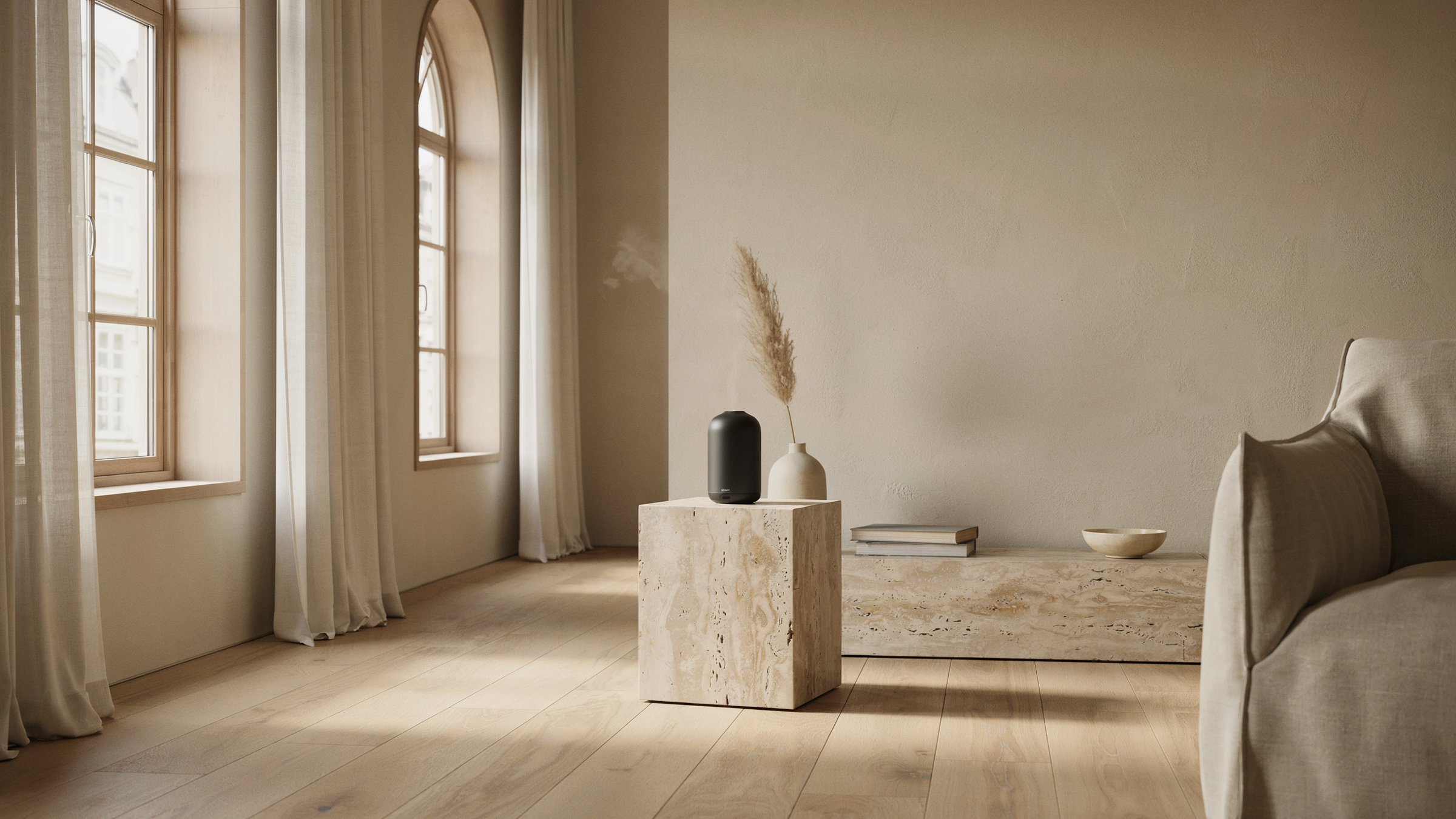 Diffuseur de parfum sans eau dans un salon chaleureux et raffiné.