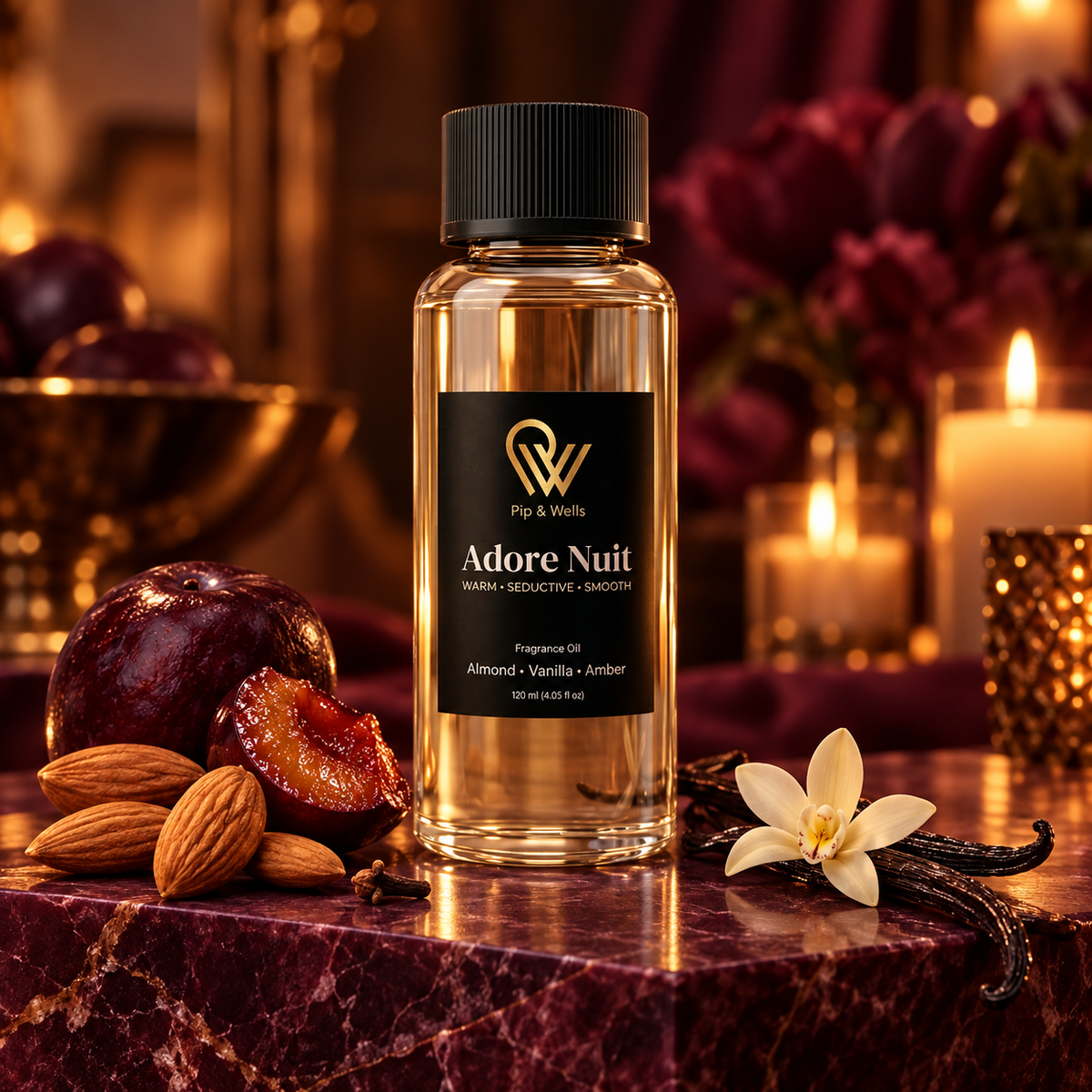 Flacon d’huile parfumée Pip & Wells Adore Nuit 120 ml dans un intérieur chaleureux éclairé à la bougie avec prune, amandes, clou de girofle et vanille