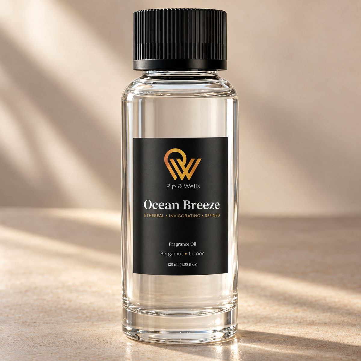 Vue de face d’un flacon d’huile parfumée Pip & Wells Ocean Breeze de 120 ml sur un fond beige chaud